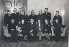 Johannes Vares-Barbarus (1. reas 3. vasakult) näitlejate keskel