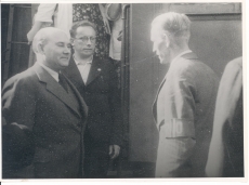 Joh. Vares-Barbarus (vasak. Esimene) raporteerimist vastu võtmas Narva jaamas 1940