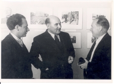 Joh. Vares-Barbarus (keskel) 1940. a revolutsiooni fotode näitusel vestlemas Pravda ja Isvestija fotokorrespondentidega