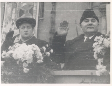 Nikolai Karotamm ja Joh. Vares-Barbarus Oktoobri pidustustel Tallinnas Võidu väljakul 1945. a