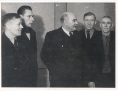 Johannes Vares-Barbarus (vasakult kolmas) kalameeste kongressil