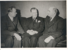 Johannes Vares-Barbarus (paremalt esimene) vestlemas A. Lauteriga (keskel) peale Lenini ordeni saamist