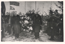 Hans Heidemanni ümbermatmine Tartus 1940. a Johannes Vares-Barbarus paremal kirstu kandmas.