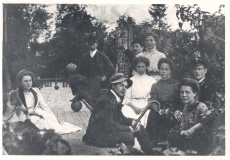 Johannes Barbarus (keskel kepiga) Pärnu sugulaste keskel
