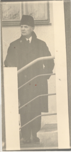 K. E. Sööt Einasto maja trepil, 1938
