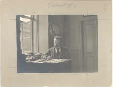 K. E. Sööt oma äris (raamatukaupluse ja trükikoja kontoris) Tartus, Aleksandri tn 5, 1901