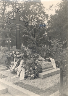 F. r Faehlmanni haud pärast restaureerimist