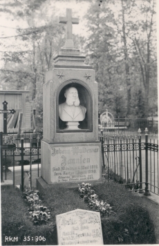 J. W. Jannseni haud Tartu Maarja kalmistul