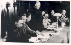 Eesti nõukogude kirjanike konverents 1943. a Moskvas. Presiidiumis: 1) E. Päll, 2) A. Jakobson, 3) N. Karotam, 4) J. Vares-Barbarus