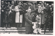 Eesti NSV vastuvõtmine NSV Liidu koosseisu. Delegatsioon teel Moskvasse. Johannes Vares-Barbarusele antakse lilli