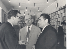 A. Tamm, G. Emin, Johannes Semper ja H. Ovanesjan kaupluses "Lugemisvara" Tallinnas