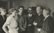 Eesti nõukogude kirjanike konverents 1947. a. E. Päll vestlemas Tartu kirjanikega. Vas.: 1. L. Anvelt, 2. A. Kaal, 3. F. Kotta, 4. K. Taev, 5. E. Päll, 6. E. Hiir