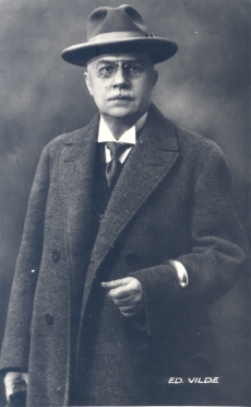 Eduard Vilde (1865 - 1933), 1925.a., (kaabu ja mantliga)