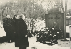Pärgade panek August Kitzbergi hauale 28. XII 1955