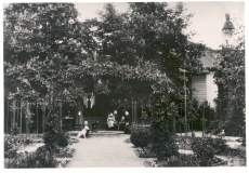 J. W. Jannseni maja Tartus (vaade aiast) ja Eugen Jannseni perekond
