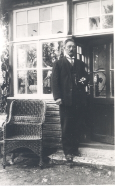 Jakob Liiv Rakveres, Viru tn 19 oma maja ees 1929