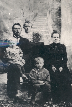 Jakob Liiv abikaasa ja lastega. Vasakult: Elsa, Arnold, Meeri, Villem (1897-98)