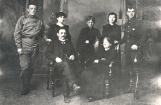 Jakob Liiv koos naise ja lastega (I Maailmasõja ajal)