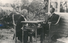 Jakob Liiv oma kodu aias Rakveres koos abikaasaga