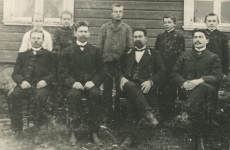 Kärstna ministeeriumikooli õpilased ja õpetajad. Hendrik Adamson tagumises reas vas. 3., ees vas. 2. õpetaja Märt Meos [1907]