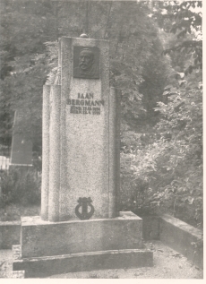 J. Bergmanni mälestussammas Paistu kalmistul, 1959