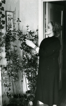 Betti Alver oma kodus Koidula tn 8-2 Tartus 27. aprillil 1961. a 