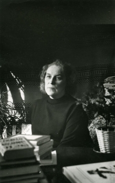 Betti Alver oma kodus Koidula tn 8-2 Tartus 27. aprillil 1961. a 