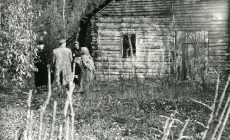 Villem Altoa, Rudolf Sirge (seljaga), Helene Siimisker, S. Sööt August Toomingase elamu juures Rõngus Koruste külas 18. okt. 1961. a