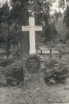 Juhan Kunderi hauasammas Rakvere kalmistul
