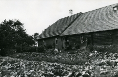 Alt-Tiitsu talu Kärevere külas (Suure-Jaani lähedal), kus elas A. Kivika ema Anu oma lastega aug. 1966. a.