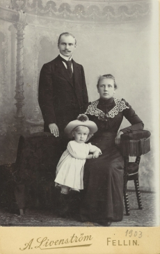 Mihkel Kampmaa abikaasa ja tütrega 1902. või 1903. a