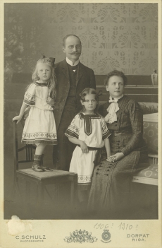 Mihkel Kampmaa, abikaasa Marie, lapsed Karin ja Mari (Mary) 1906. või 1910. a