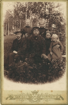 Mihkel Kampmaa (vas. 1.) koos õe Tiiu Tomsoni (snd Kampmann) perega  [1900]