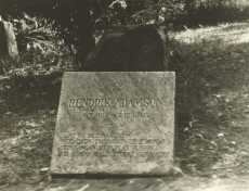 Hendrik Adamson'i hauatahvel Helme surnuaial 1965. a.