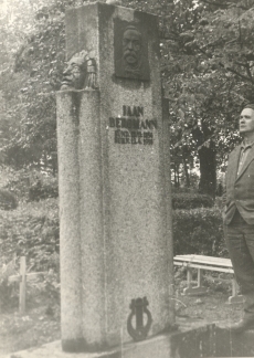 J. Bergmann'i hauamonument Paistu kalmistul