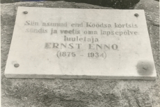 Tahvel Ernst Enno sünnikoha mälestuskivil Valgutas, 1965