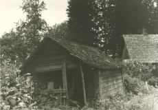 Marie Under ja Artur Adsoni endine suvemaja Pühajärvel, Saare talu aias. Foto aastast 1965. a.