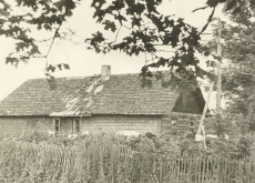 Mart Raua sünnikoht, Annus Raua külapood Kiisa talu kõrval Vanausse talu maal Heimtalis