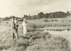 Vaade Raudna jõele, kus Mart Raud armastas kalastada. Paremalt 1. kirjaniku abikaasa Valda Raud