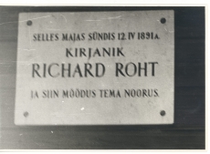 Richard Roht. Sünnimaja tähistav tahvel Tinno talu elamul Karaskil (Ihamarus)