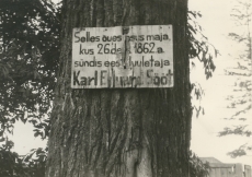 Tahvel K. E. Sööt'i sünnikohas Luunjas Lohkva külas Tuki talu väravas, 1965
