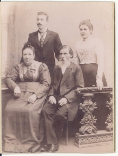 Hugo Raudsepa vanaisa Juhan, vanaema Liia ja nende lapsed Anna ja Viktor