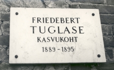 Friedebert Tuglas'e kasvukohta Ahjal 1889-1895 tähistav mälestustahvel Ahjal, 1971