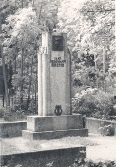 J. Bergmann'i hauamonument Paistu kalmistul, 1961