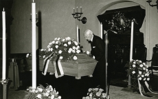 Karl Ristikivi matusetalitus Jakobi kirikus Stockhomis 17.08.1977. Puusärgi juures August Mälk
