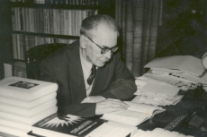 Friedebert Tuglas töölaua taga, 30. V 1958