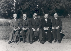 R. Reimann (vas.) ja Johannes Vares-Barbarus (keskel) grupifotol