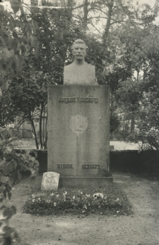 August Kitzbergi hauasammas Tartus Raadi kalmistul