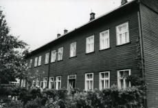 Betti Alveri elukoht (koos vanematega) Tartus Õnne tän 23 (õuepealse maja aia pool küljes alumisel korrusel kolm viimast akent) ca 1930-1932. Foto 1982. a