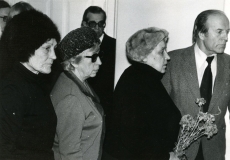 Vasakult: 2. Kersti Merilaas, 3. Betti Alver, 4. Arnold Tolk Kalju Kääri matusel Tartu Kirjanike Majas 25.02.1982